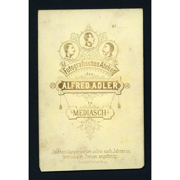 Alfred Adler műterme, Medgyes (Mediasch), Erdély, elegáns fiú portréja, monarchia, 1880-as évek, Eredeti CDV, vizitkártya fotó, a fotó jobb felső sarka hiányos. 