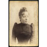 Ciehulski és Csonka műterem, Marosvásárhely, Erdély, elegáns karcsú nő portréja, gyönyörű haj, monarchia, 1880-as évek, Eredeti CDV, vizitkártya fotó, alja vágott.  