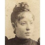 Ciehulski és Csonka műterem, Marosvásárhely, Erdély, elegáns karcsú nő portréja, gyönyörű haj, monarchia, 1880-as évek, Eredeti CDV, vizitkártya fotó, alja vágott.  