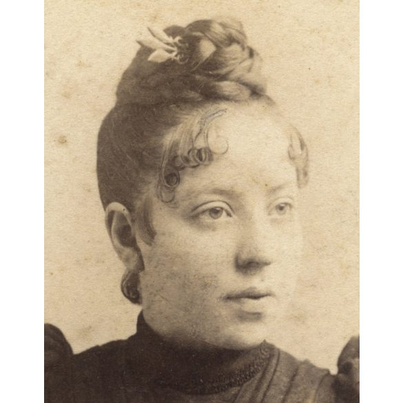 Ciehulski és Csonka műterem, Marosvásárhely, Erdély, elegáns karcsú nő portréja, gyönyörű haj, monarchia, 1880-as évek, Eredeti CDV, vizitkártya fotó, alja vágott.  