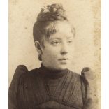 Ciehulski és Csonka műterem, Marosvásárhely, Erdély, elegáns karcsú nő portréja, gyönyörű haj, monarchia, 1880-as évek, Eredeti CDV, vizitkártya fotó, alja vágott.  