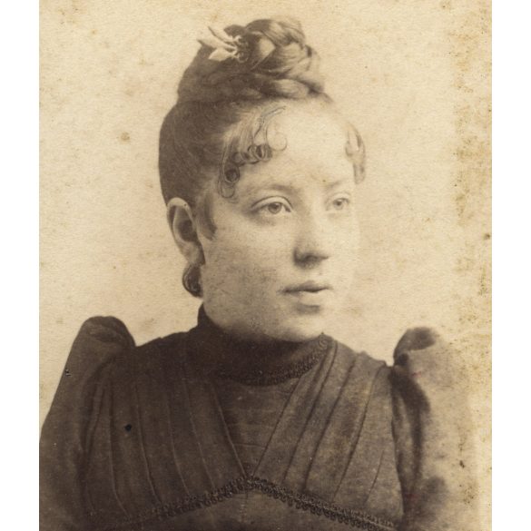 Ciehulski és Csonka műterem, Marosvásárhely, Erdély, elegáns karcsú nő portréja, gyönyörű haj, monarchia, 1880-as évek, Eredeti CDV, vizitkártya fotó, alja vágott.  