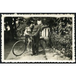   Magyar katona (határőr?) egyenruhában kisfiával, kerékpár, bicikli, jármű, közlekedés, Horthy-korszak, 1930-as évek, Eredeti fotó, papírkép.   