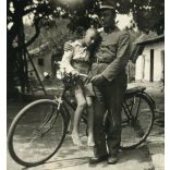 Magyar katona (határőr?) egyenruhában kisfiával, kerékpár, bicikli, jármű, közlekedés, Horthy-korszak, 1930-as évek, Eredeti fotó, papírkép.   