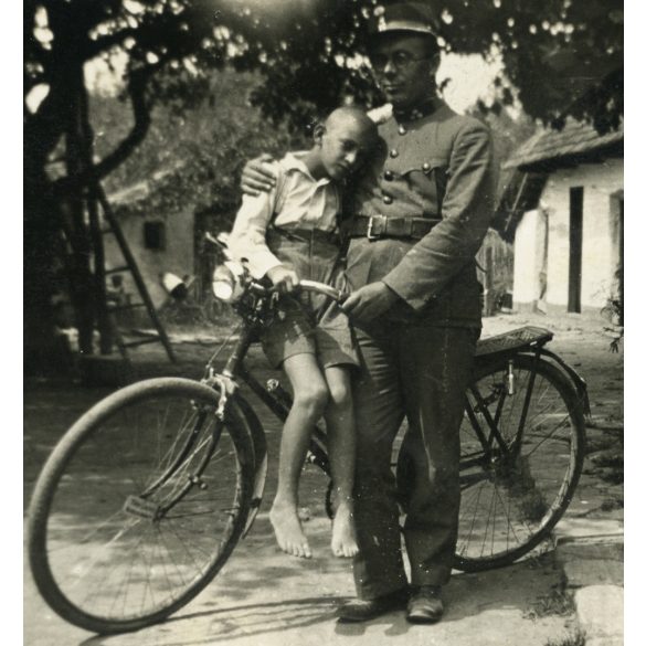 Magyar katona (határőr?) egyenruhában kisfiával, kerékpár, bicikli, jármű, közlekedés, Horthy-korszak, 1930-as évek, Eredeti fotó, papírkép.   