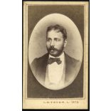 Letzter műterem, Szeged, szakállas férfi csokornyakkendőben, monarchia, 1873, 1870-es évek, Eredeti CDV, dombornyomott vizitkártya fotó.   