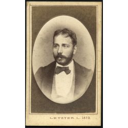   Letzter műterem, Szeged, szakállas férfi csokornyakkendőben, monarchia, 1873, 1870-es évek, Eredeti CDV, dombornyomott vizitkártya fotó.   
