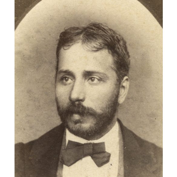 Letzter műterem, Szeged, szakállas férfi csokornyakkendőben, monarchia, 1873, 1870-es évek, Eredeti CDV, dombornyomott vizitkártya fotó.   