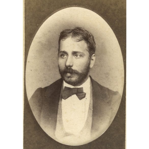Letzter műterem, Szeged, szakállas férfi csokornyakkendőben, monarchia, 1873, 1870-es évek, Eredeti CDV, dombornyomott vizitkártya fotó.   