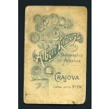 Albert Krauss műterme, Craiova, Olténia, Románia, román katona különös sapkában, egyenruha,  monarchia, 1890-es évek, Eredeti CDV, vizitkártya fotó.  