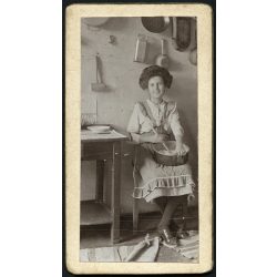  Csinos nő főz a konyhában, lakásbelső, monarchia, 1890-es évek, Eredeti CDV, kisebb méretű vizitkártya fotó, „mignon”.  
