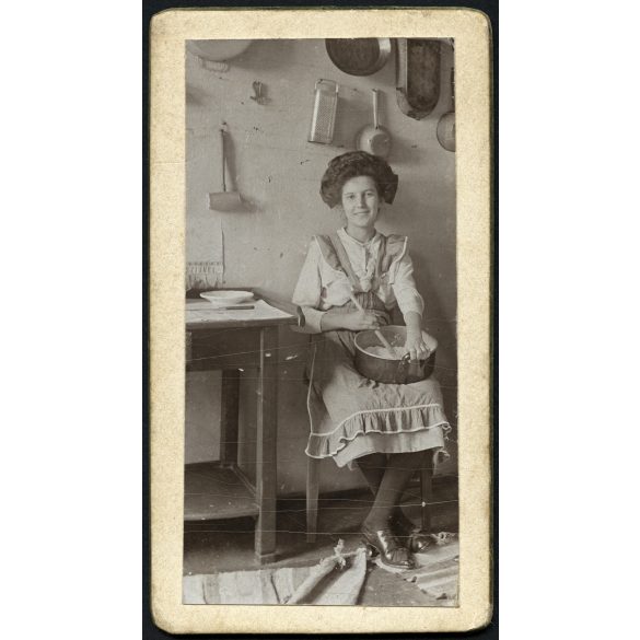 Csinos nő főz a konyhában, lakásbelső, monarchia, 1890-es évek, Eredeti CDV, kisebb méretű vizitkártya fotó, „mignon”.  