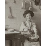 Csinos nő főz a konyhában, lakásbelső, monarchia, 1890-es évek, Eredeti CDV, kisebb méretű vizitkártya fotó, „mignon”.  