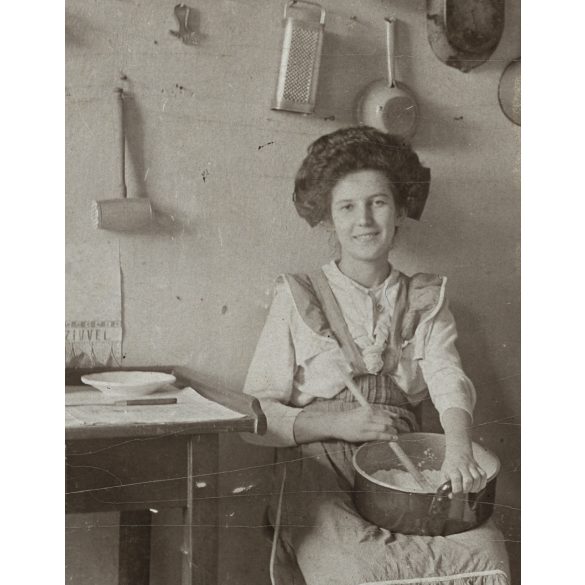 Csinos nő főz a konyhában, lakásbelső, monarchia, 1890-es évek, Eredeti CDV, kisebb méretű vizitkártya fotó, „mignon”.  