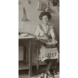 Csinos nő főz a konyhában, lakásbelső, monarchia, 1890-es évek, Eredeti CDV, kisebb méretű vizitkártya fotó, „mignon”.  