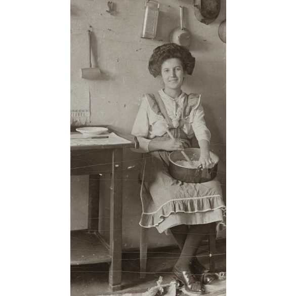 Csinos nő főz a konyhában, lakásbelső, monarchia, 1890-es évek, Eredeti CDV, kisebb méretű vizitkártya fotó, „mignon”.  