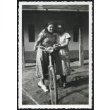 Asszonyok kerékpárral, bicikli, jármű, közlekedés, Horthy-korszak, 1930-as évek, Eredeti fotó, papírkép.   