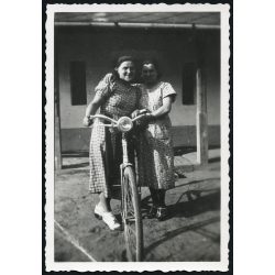  Asszonyok kerékpárral, bicikli, jármű, közlekedés, Horthy-korszak, 1930-as évek, Eredeti fotó, papírkép.   