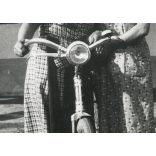 Asszonyok kerékpárral, bicikli, jármű, közlekedés, Horthy-korszak, 1930-as évek, Eredeti fotó, papírkép.   