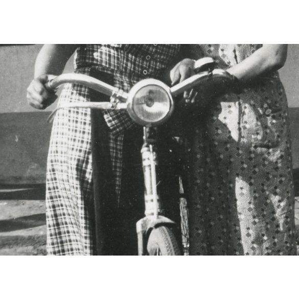 Asszonyok kerékpárral, bicikli, jármű, közlekedés, Horthy-korszak, 1930-as évek, Eredeti fotó, papírkép.   