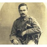 Tábori posta Rimaszombatra címezve, Felvidék, magyar katona egyenruhában, kard, fegyver, bajusz, 1. világháború, 1917., 1910-es évek, Eredeti fotó,  hátulján feliratozott papírkép. 