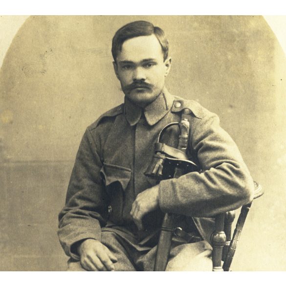 Tábori posta Rimaszombatra címezve, Felvidék, magyar katona egyenruhában, kard, fegyver, bajusz, 1. világháború, 1917., 1910-es évek, Eredeti fotó,  hátulján feliratozott papírkép. 