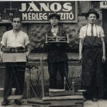 Dencs János mérlegkészítő lakatos műhelye, Budapest, VII. Sajó utca 1., üzlet, kirakat, hirdetés, Erzsébetváros, helytörténet, Horthy-korszak, 1920-as évek, Eredeti fotó,  hátulján feliratozott papírk
