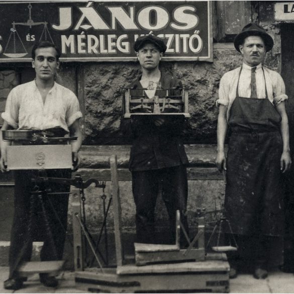 Dencs János mérlegkészítő lakatos műhelye, Budapest, VII. Sajó utca 1., üzlet, kirakat, hirdetés, Erzsébetváros, helytörténet, Horthy-korszak, 1920-as évek, Eredeti fotó,  hátulján feliratozott papírk