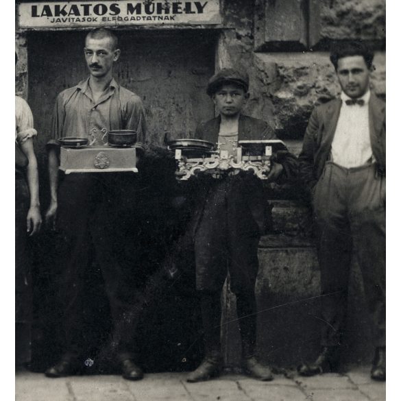 Dencs János mérlegkészítő lakatos műhelye, Budapest, VII. Sajó utca 1., üzlet, kirakat, hirdetés, Erzsébetváros, helytörténet, Horthy-korszak, 1920-as évek, Eredeti fotó,  hátulján feliratozott papírk