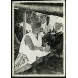 Magyar katonák (katonaorvos ?, szanitéc?) a harctéren,  ágyút, egyenruha, fegyver, 1. világháború, monarchia, 1910-es évek, Eredeti fotó, papírkép.  