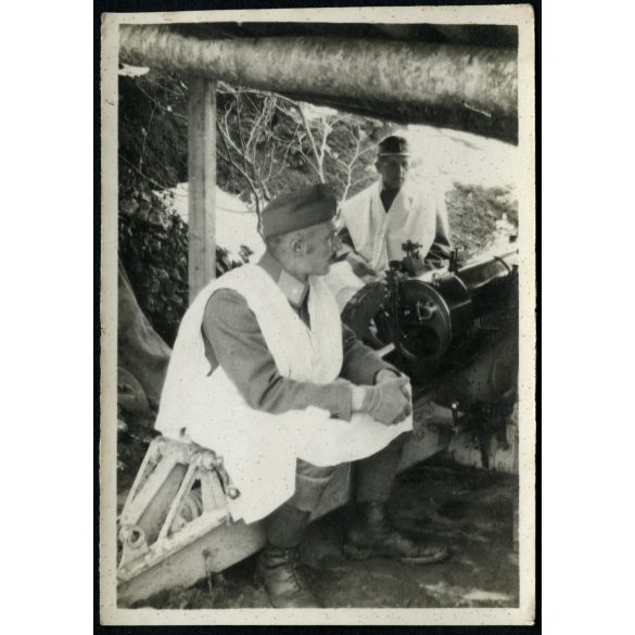 Magyar katonák (katonaorvos ?, szanitéc?) a harctéren,  ágyút, egyenruha, fegyver, 1. világháború, monarchia, 1910-es évek, Eredeti fotó, papírkép.  