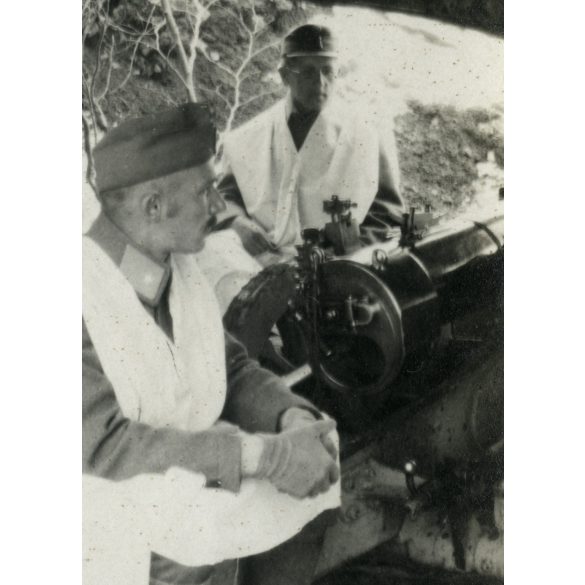 Magyar katonák (katonaorvos ?, szanitéc?) a harctéren,  ágyút, egyenruha, fegyver, 1. világháború, monarchia, 1910-es évek, Eredeti fotó, papírkép.  