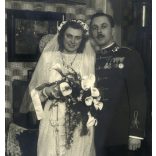 Nagyobb méret, Schaffer fotószalon, Budapest, magyar  katonatiszt esküvője, menyasszony, vőlegény, egyenruha, kitüntetés, érdemrend, 2. világháború, Horthy-korszak, 1940-es évek, Eredeti pecséttel jel