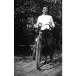 Nő Weiss Manfréd kerékpárral, jármű, közlekedés, bicikli, Horthy-korszak, 1930-as évek,  Eredeti nagyméretű fotó negatív!       