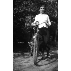   Nő Weiss Manfréd kerékpárral, jármű, közlekedés, bicikli, Horthy-korszak, 1930-as évek,  Eredeti nagyméretű fotó negatív!       