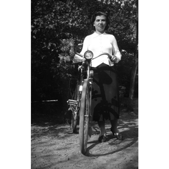 Nő Weiss Manfréd kerékpárral, jármű, közlekedés, bicikli, Horthy-korszak, 1930-as évek,  Eredeti nagyméretű fotó negatív!       