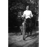 Nő Weiss Manfréd kerékpárral, jármű, közlekedés, bicikli, Horthy-korszak, 1930-as évek,  Eredeti nagyméretű fotó negatív!       