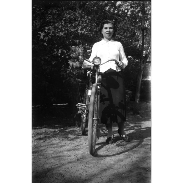 Nő Weiss Manfréd kerékpárral, jármű, közlekedés, bicikli, Horthy-korszak, 1930-as évek,  Eredeti nagyméretű fotó negatív!       