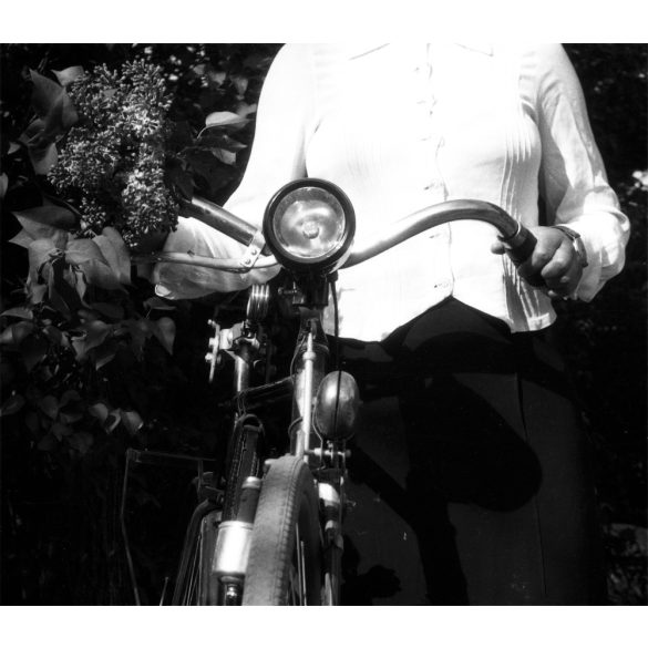 Nő Weiss Manfréd kerékpárral, jármű, közlekedés, bicikli, Horthy-korszak, 1930-as évek,  Eredeti nagyméretű fotó negatív!       