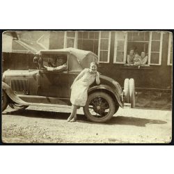   Ford A modell, csinos lány autóval, Resicabánya, Erdély, Románia, jármű, közlekedés, Horthy-korszak, 1930, 1930-as évek, Eredeti hátulján feliratozott fotó, papírkép.   