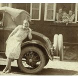 Ford A modell, csinos lány autóval, Resicabánya, Erdély, Románia, jármű, közlekedés, Horthy-korszak, 1930, 1930-as évek, Eredeti hátulján feliratozott fotó, papírkép.   