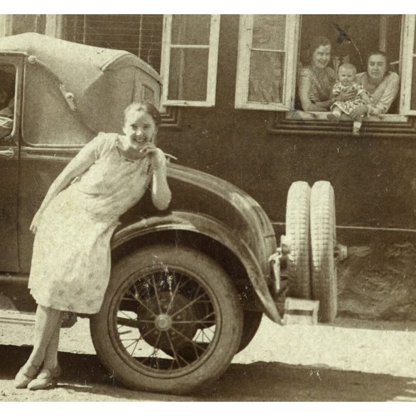 Ford A modell, csinos lány autóval, Resicabánya, Erdély, Románia, jármű, közlekedés, Horthy-korszak, 1930, 1930-as évek, Eredeti hátulján feliratozott fotó, papírkép.   