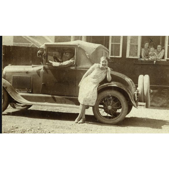 Ford A modell, csinos lány autóval, Resicabánya, Erdély, Románia, jármű, közlekedés, Horthy-korszak, 1930, 1930-as évek, Eredeti hátulján feliratozott fotó, papírkép.   