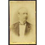 JG. Funk műterme,  Nagybecskerek, Vajdaság, elegáns férfi portréja, nyakkendő, monarchia, 1880-as évek, Eredeti hátulján feliratozott CDV, vizitkártya fotó.  