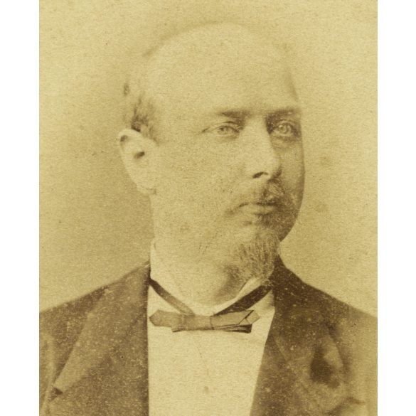 JG. Funk műterme,  Nagybecskerek, Vajdaság, elegáns férfi portréja, nyakkendő, monarchia, 1880-as évek, Eredeti hátulján feliratozott CDV, vizitkártya fotó.  