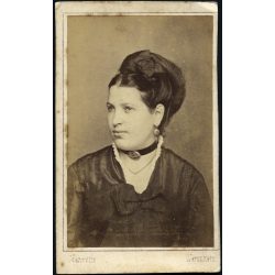   Joanovits műterem, Versec, Vajdaság, Bánság, elegáns nő portréja, nyaklánc, monarchia, 1870-es évek, Eredeti hátulján feliratozott CDV, vizitkártya fotó.  