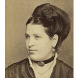 Joanovits műterem, Versec, Vajdaság, Bánság, elegáns nő portréja, nyaklánc, monarchia, 1870-es évek, Eredeti hátulján feliratozott CDV, vizitkártya fotó.  