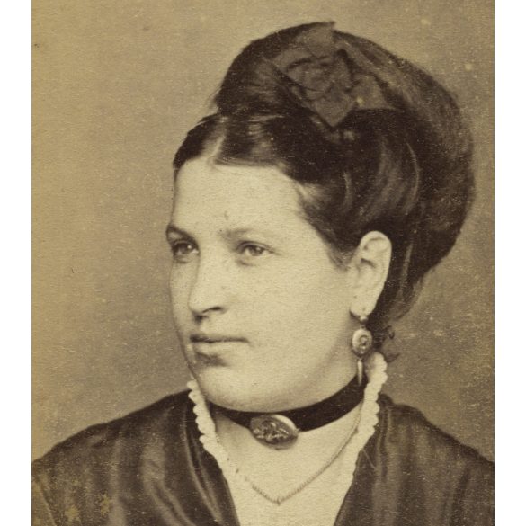 Joanovits műterem, Versec, Vajdaság, Bánság, elegáns nő portréja, nyaklánc, monarchia, 1870-es évek, Eredeti hátulján feliratozott CDV, vizitkártya fotó.  
