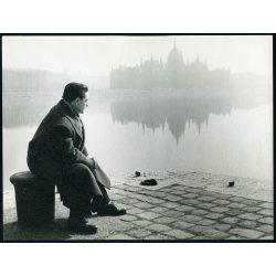   Nagyobb méret, férfi a ködös Duna partján, Budapest, Parlament, Országház, tükröződés, szocializmus, 1950-es évek, Eredeti fotó, jelzetlen papírkép, fotóművészeti alkotás.   