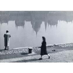   Nagyobb méret, sétáló nő, álló férfi a Duna partján, Budapest, Parlament, Országház, tükröződés, szocializmus, 1960-as évek, Eredeti fotó, jelzetlen papírkép, fotóművészeti alkotás.  